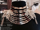 Золотое металическое украшение на шею декорированное кружевными цветочными элементами 